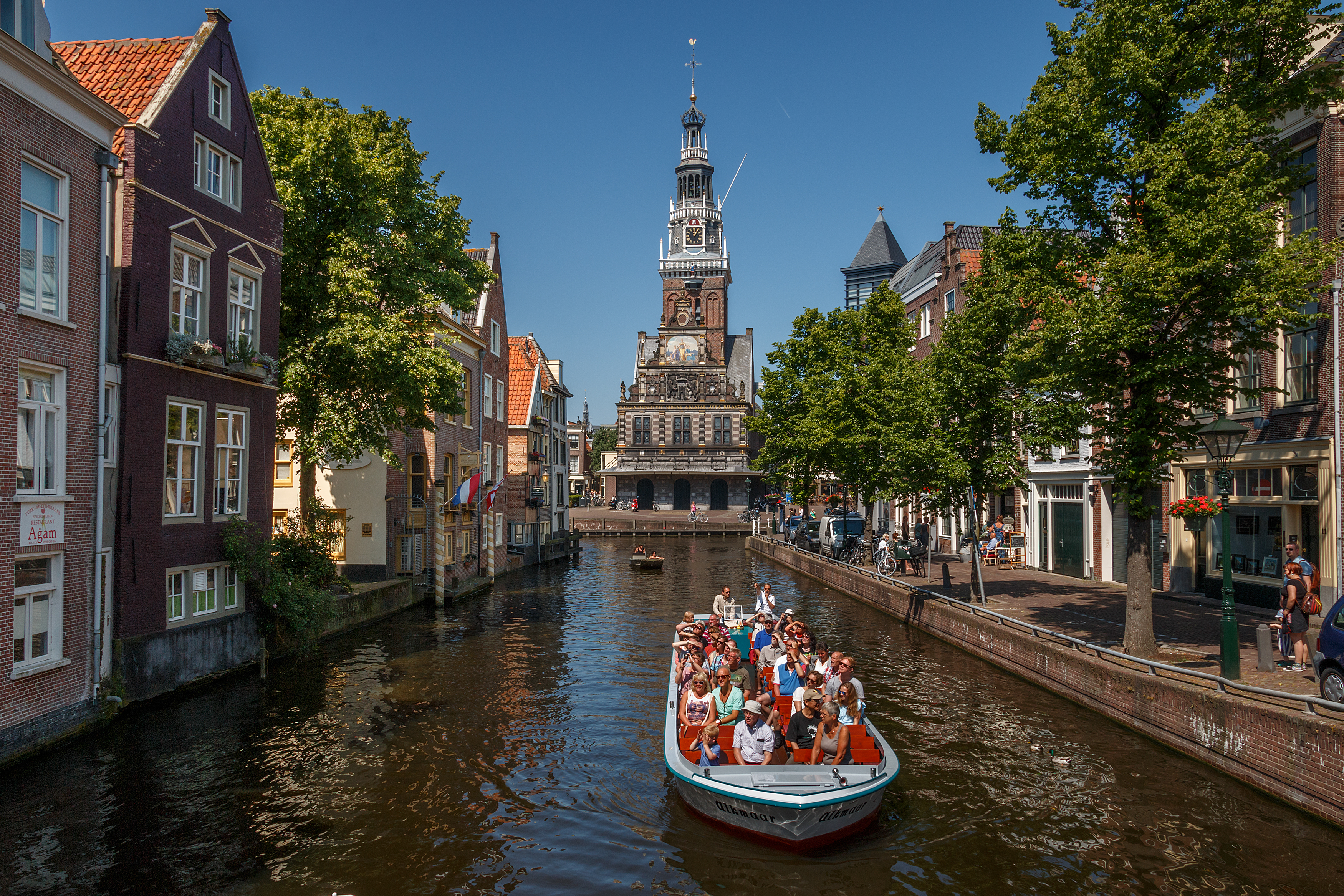 Volle rondvaart boot voor de Waagtoren